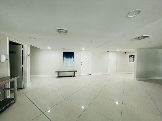 Building Photo - 1237 Hillsboro Mile