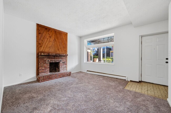 Building Photo - 2232 Woodstock Ave