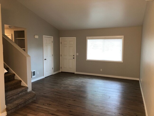 Building Photo - Completely updated 3 bedroom 1 bath duplex!