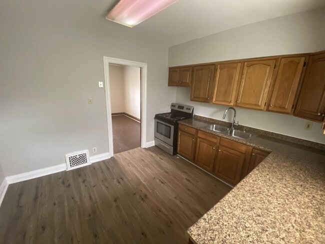 Building Photo - 500 W Parkwood-2125 Mayfair Rd