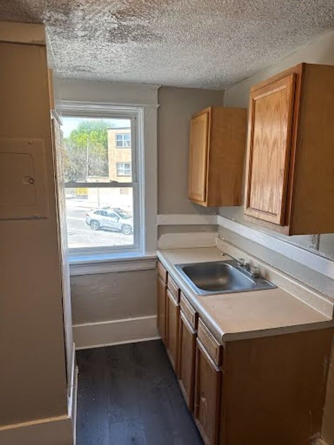 Building Photo - Ready to move in 2 bedroom apartment
