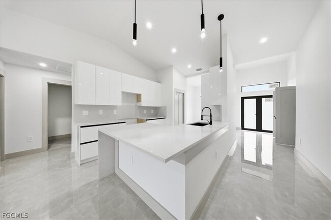 Building Photo - 541 Chalet Ave S