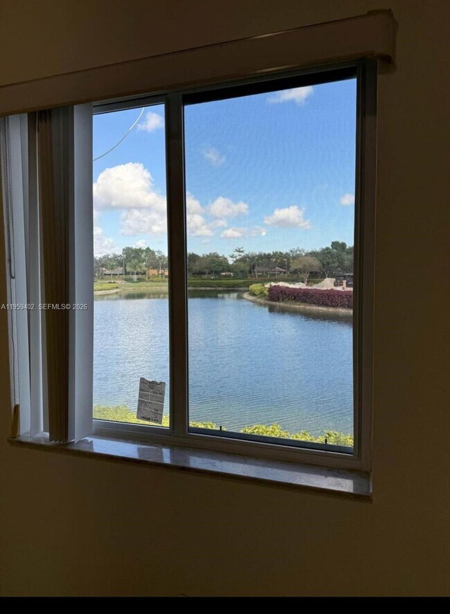 Building Photo - 1005 NE 34th Ave