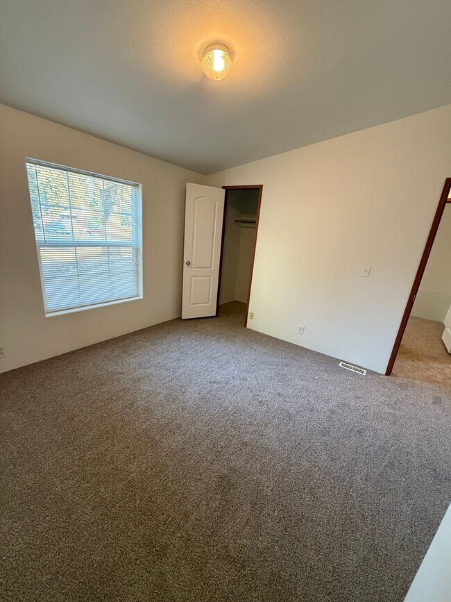 Building Photo - SPIRIT LAKE HOME (P#440)