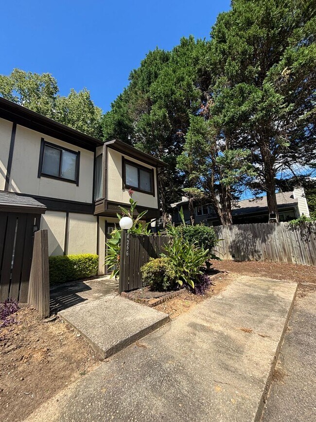 Building Photo - PRICE REDUCTION!   Available Now – End Uni...