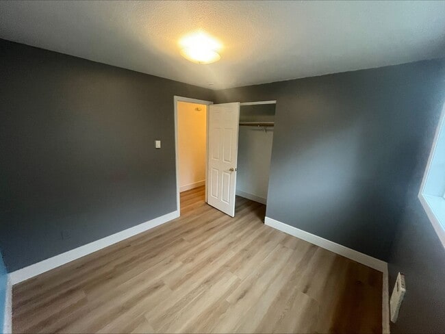 Building Photo - Charming home in a great neighborhood