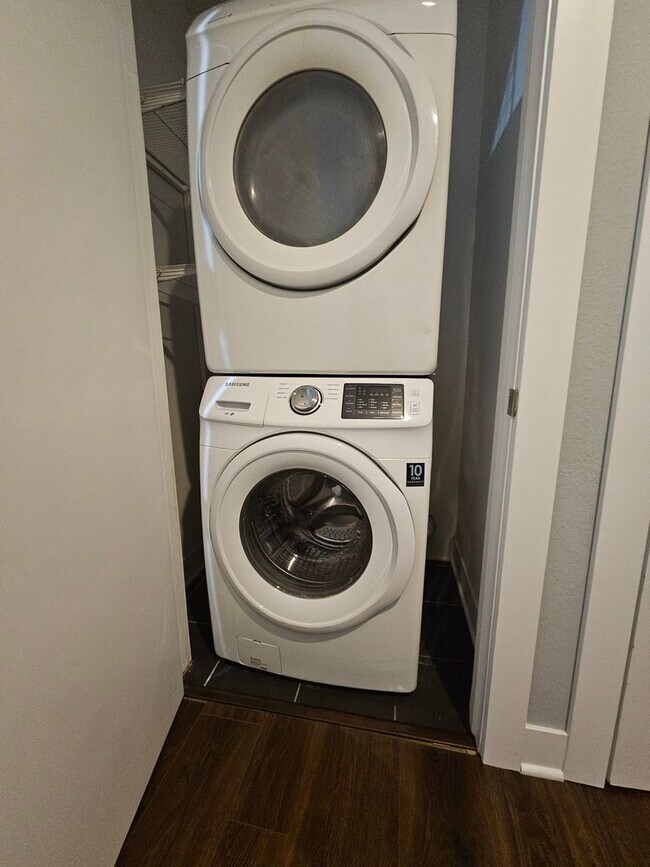 Building Photo - Congress Park High Rise Living! Huge Main Floor 2 Bed 2 Bath