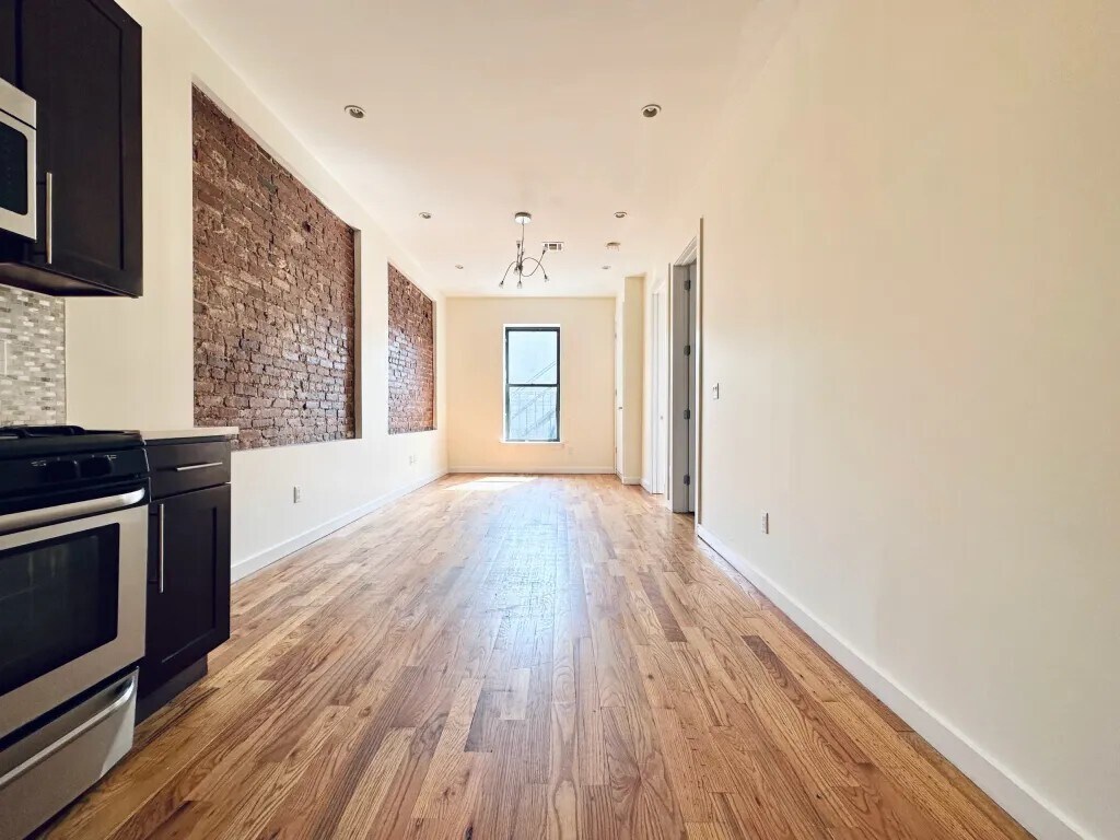 Building Photo - Furnished room/NOT APARTMENT