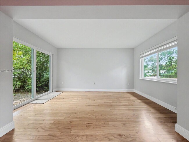 Building Photo - 7601 SW 64th Ct