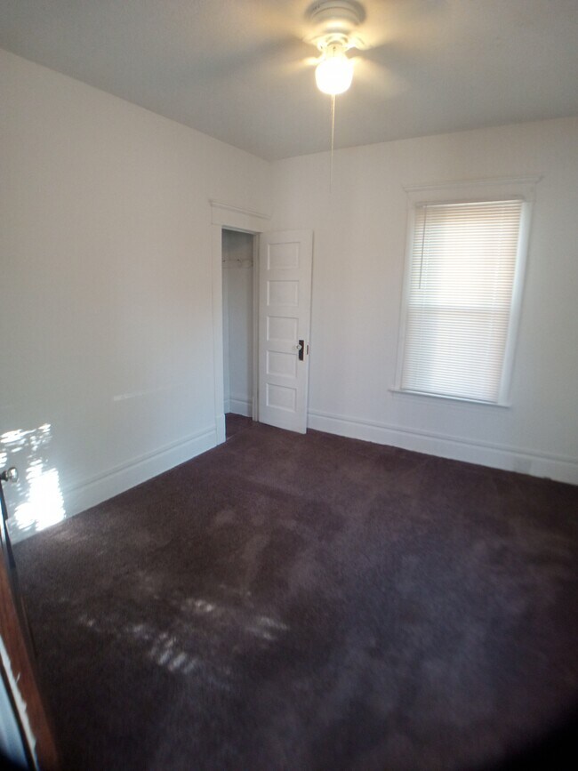 Building Photo - 220 W Lapeer St