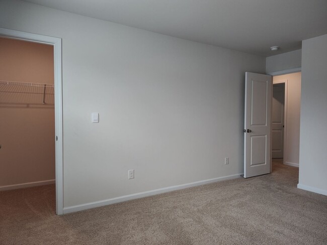 Building Photo - Pristine, 3 bedroom, 2.5 bathroom home located in the Stewart Creek States Subdivision!