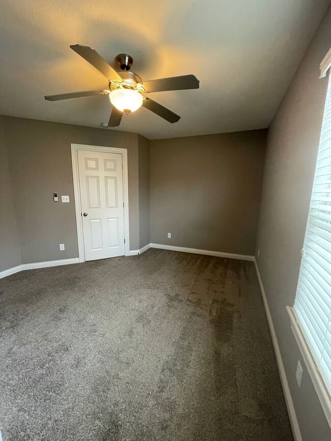 Building Photo - Custom Built 3 bed 2.5 bath Home Nestled A...