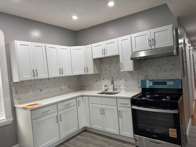 Building Photo - 419 Seaver St