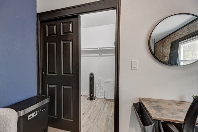 Building Photo - 1927 N Prospect Ave