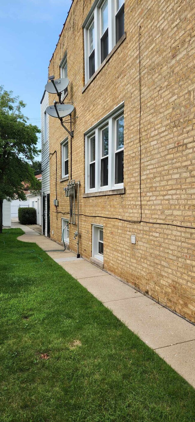 Side yard - 6042 W Miami Ave