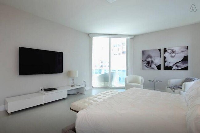 Building Photo - 2711 S Ocean Dr