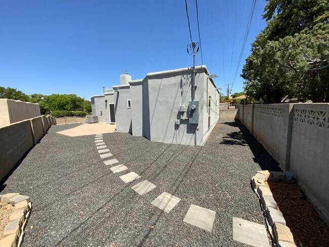 Building Photo - 3 Bedroom Single Story Home Available Near...