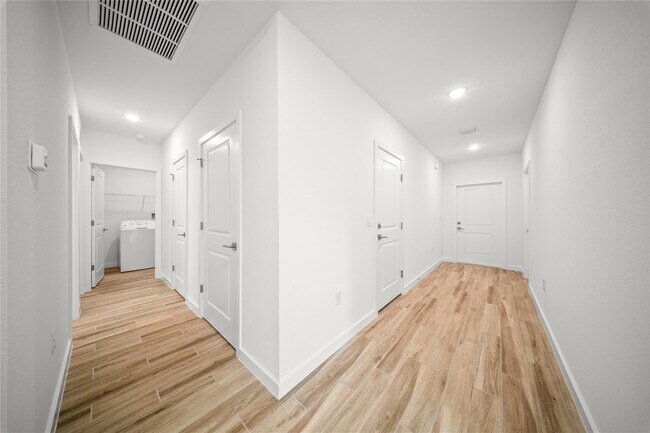 Building Photo - 1689 SW Abingdon Ave