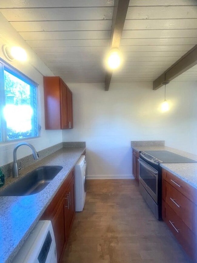 Building Photo - 2 Bed/ 2 Bath/ 2 Parking unit In Honolulu