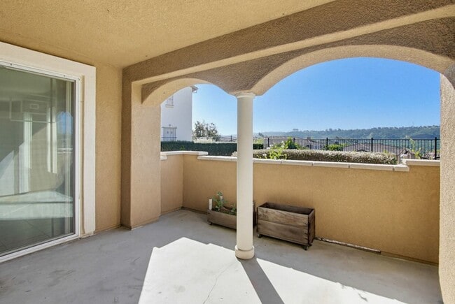 Building Photo - Single Level Condo - 2 Bedroom + Den With Views in Sabre Springs