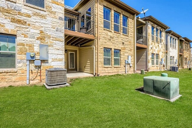 Building Photo - 1213 Highknoll Ln