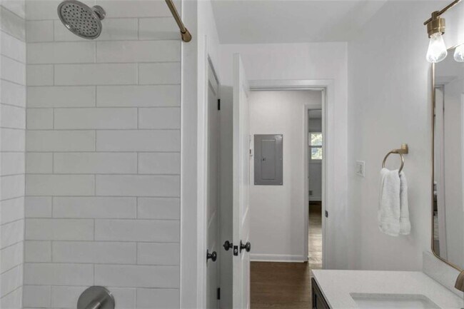 Building Photo - 610 Oriole Dr SE