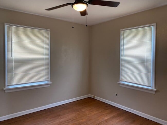 Building Photo - Three Bedroom Home w/Large Kitchen, Oversi...