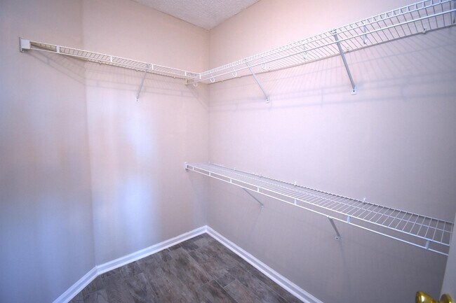 Building Photo - 4990 Windsor Green Way