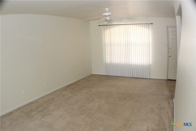 Building Photo - 102 E Robin Ln