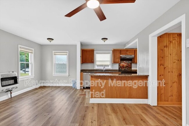 Building Photo - 704 E Lexington Ave