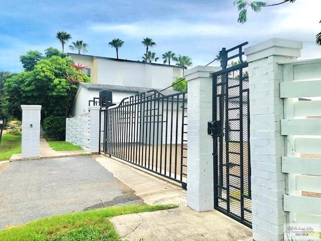 Building Photo - 322 McFadden Dr