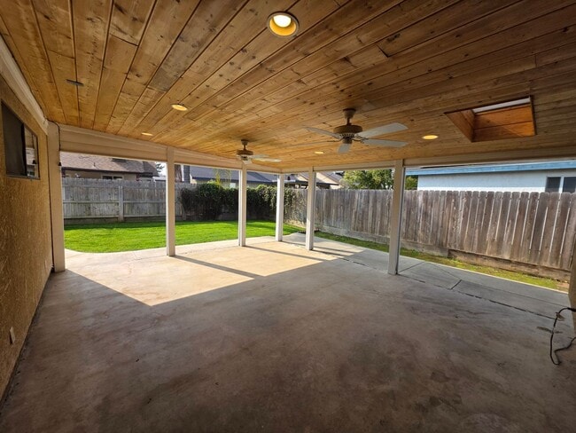 Building Photo - ***New Listing*** 3 Bedroom 2 Bath home in SW Visalia!!! Yard Care Included!