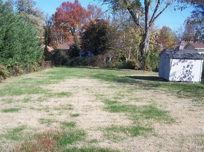 Building Photo - 341 Hollyhill Dr