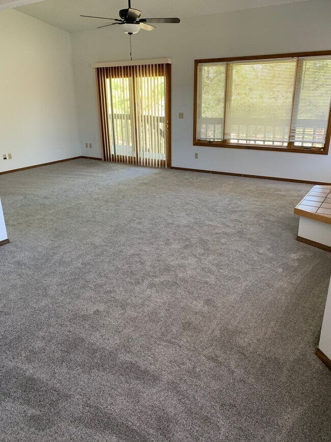 Building Photo - Beautiful Country Club  Home