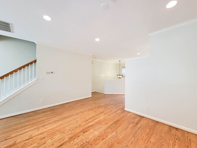 Building Photo - Beautiful Home with a Smart, Functional Floor Plan!