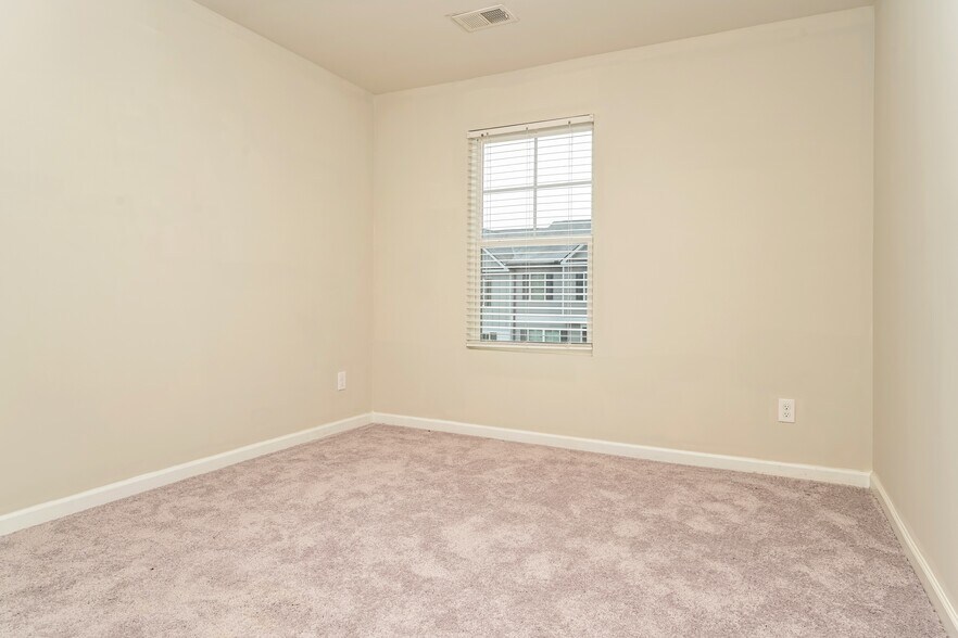 Building Photo - 3577 Saratoga Cir