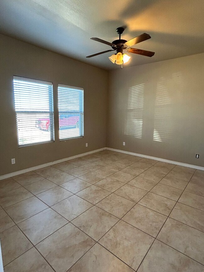 Building Photo - Townhome is the Eastside