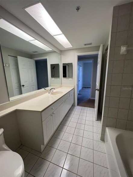 Building Photo - 670 Island Way