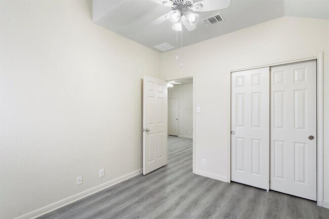 Building Photo - 2044 Nestlewood Dr