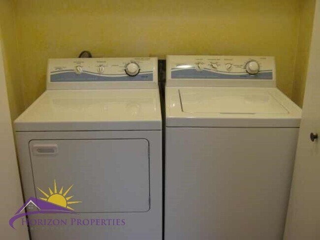 Building Photo - Open 2 Bed 2 Bath Natomas Duplex Unit
