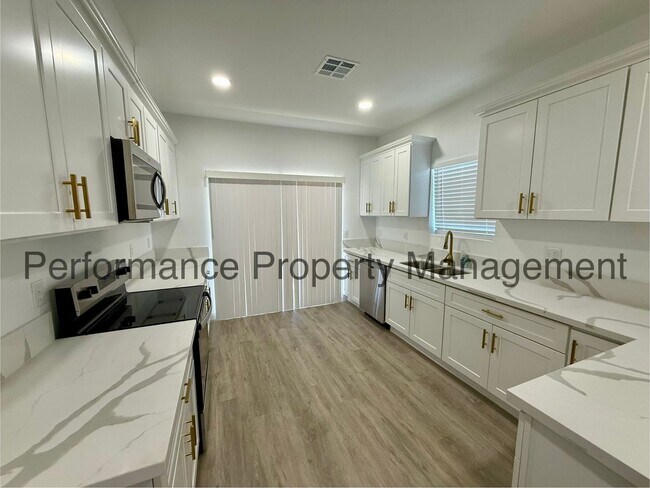 Building Photo - Modern 4 Bed/2 Bath E Bakersfield Home w/ RBP & Security Deposit Alternative Option