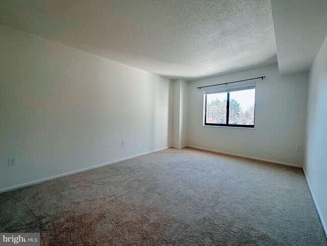 Building Photo - 15100 Interlachen Dr