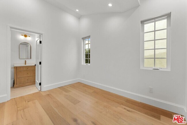 Building Photo - 9005 Rosewood Ave