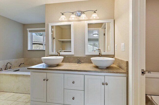 Building Photo - Beautiful home on large, landscaped flag lot - Available March