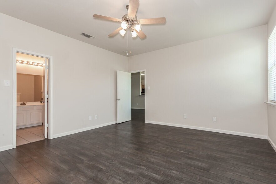 Building Photo - 10436 Fossil Hill Dr
