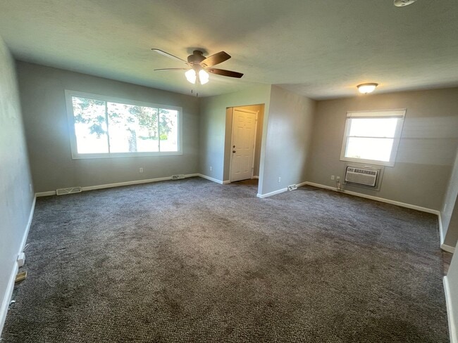 Building Photo - Two Bedroom Duplex on SE Side of Grand Rap...