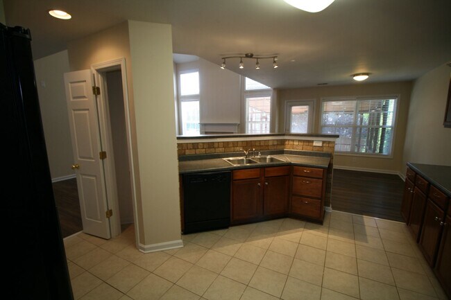 Building Photo - Willow Bend Home. 1st Floor Primary Bedroo...