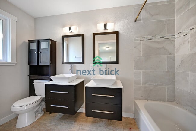 Building Photo - Beautiful remolded Single-family house