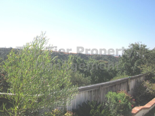 Building Photo - ***Beautiful 3 bed / 2.5 bath House in a N...