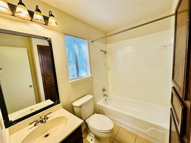 Building Photo - 6810 Deatonhill Dr